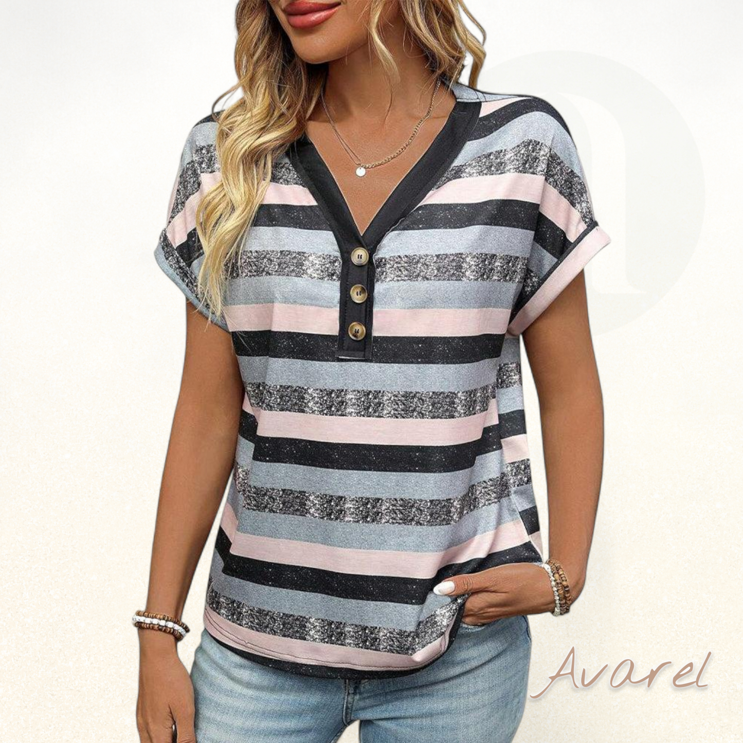 Stilvolls gstrifets T-Shirt mit V-Ausschnitt und drüü Knopfä