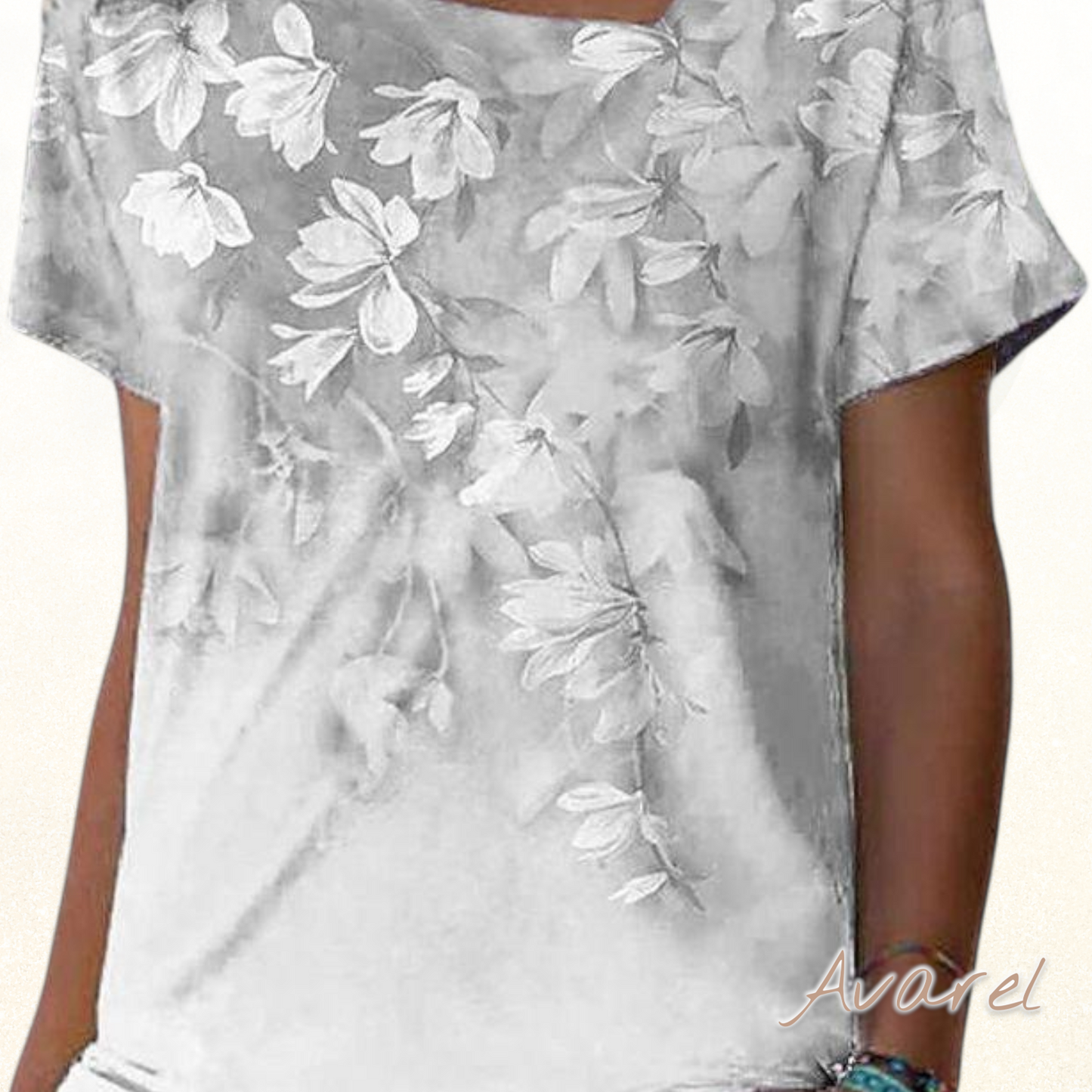 Stylischäs V-Ausschnitt T-Shirt mit elegante Bluemedetails