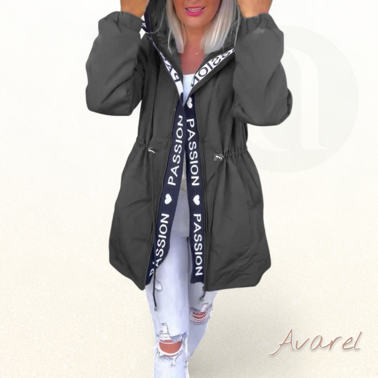 Schöner Kapuzenmantel mit Kordelzug im modischen Buchstabenmuster