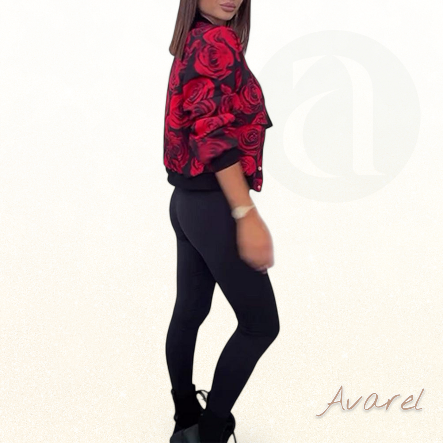 Stilvoll Knopf-Jacke mit bezauberndem Röslemuster für en trendy Look