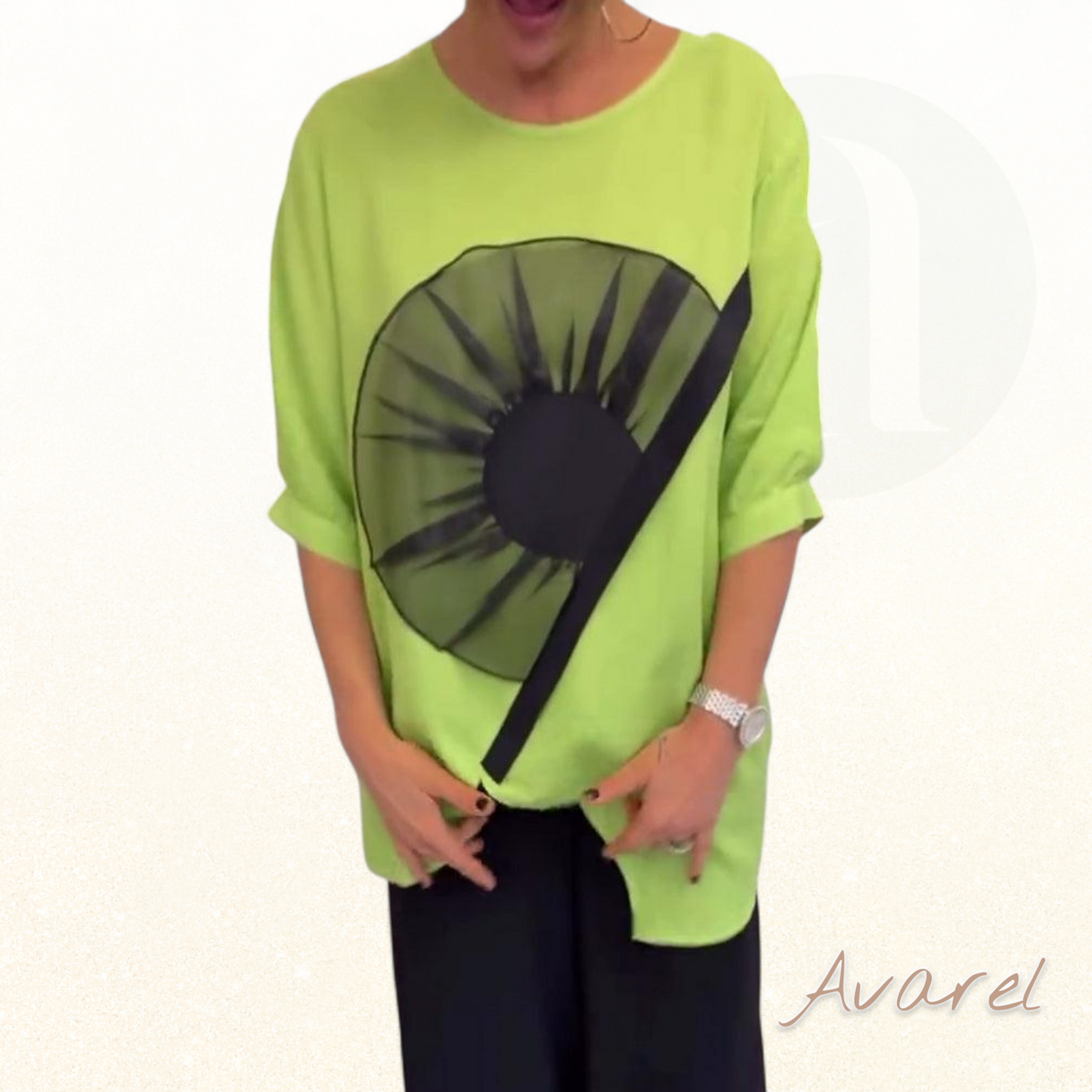 lässigs Churzarm-T-Shirt mit Bluememuster für en stilvolle Look