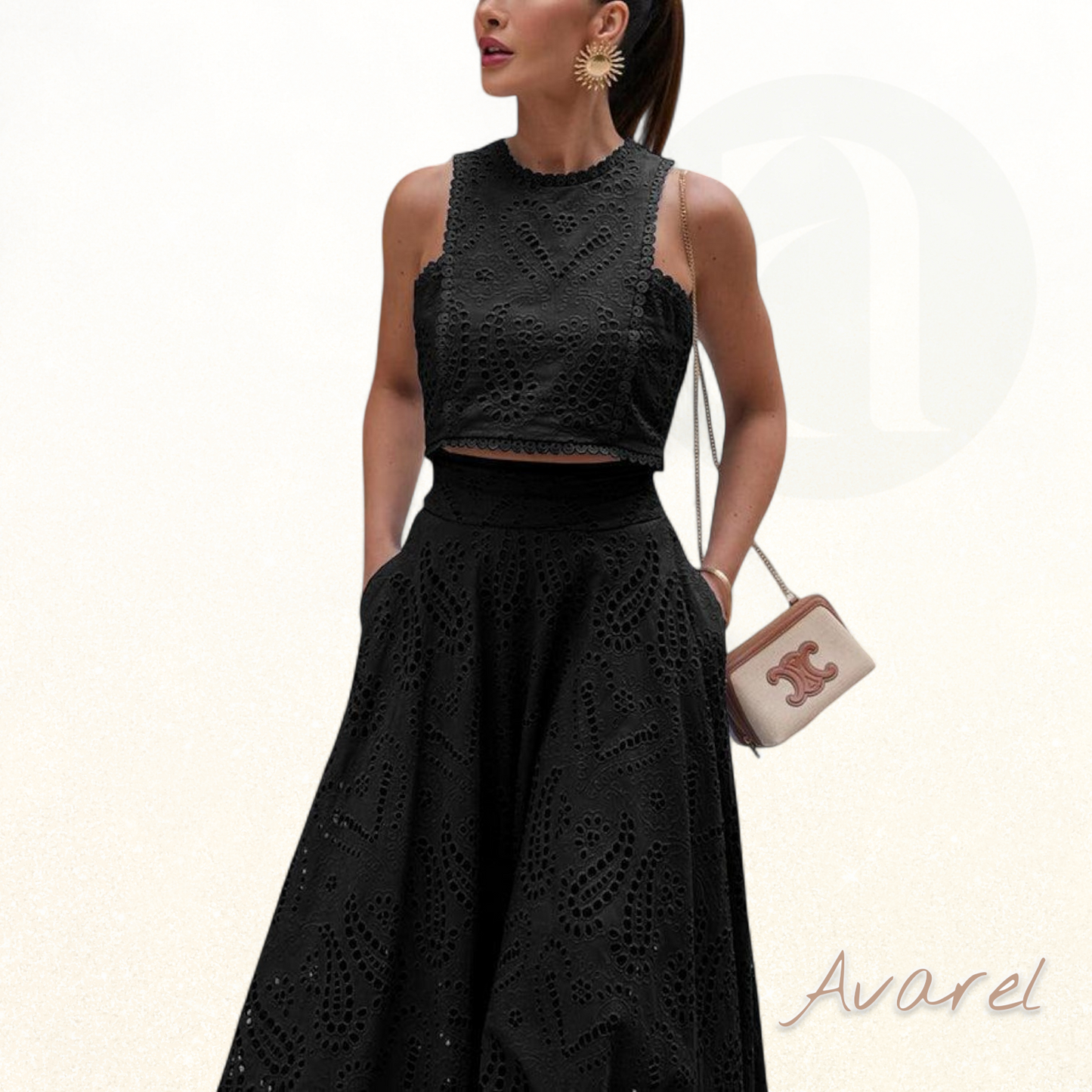 Elegante Cropped-Bluse mit Spitze und Monogramm-Perlen – Luxuriöser Pariser Stil