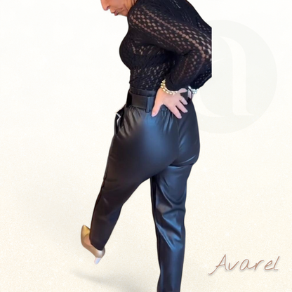 Hochwertiger usgschniidener, dehbarer Strick für stilvolle Look