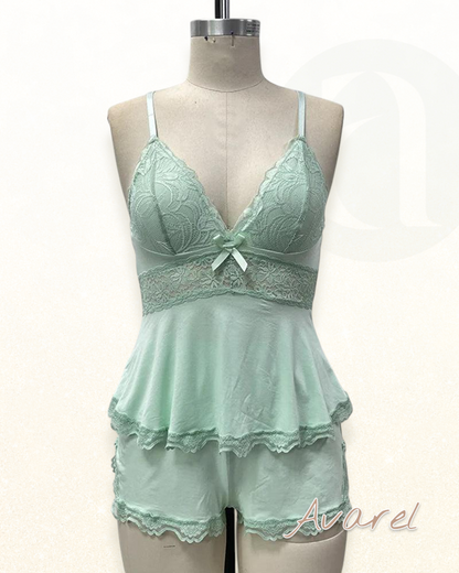 Elegants Schlafanzug-Set mit Spitzetop, V-Ausschnitt und bequeme Shorts für e erholsame Nacht