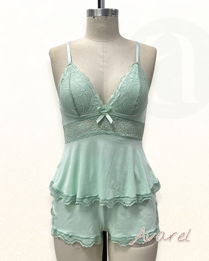 Elegants Schlafanzug-Set mit Spitzetop, V-Ausschnitt und bequeme Shorts für e erholsame Nacht