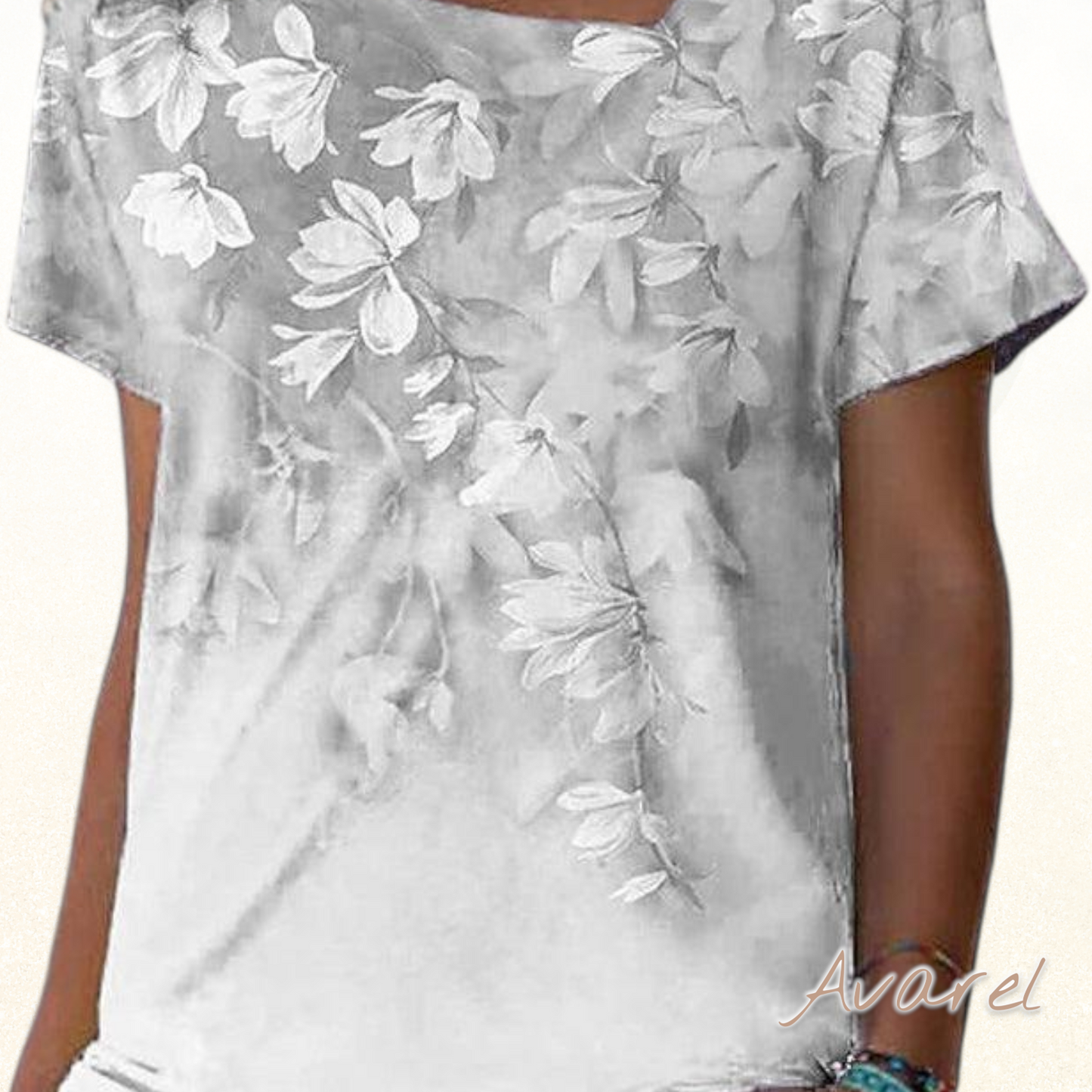 Stylischäs V-Ausschnitt T-Shirt mit elegante Bluemedetails