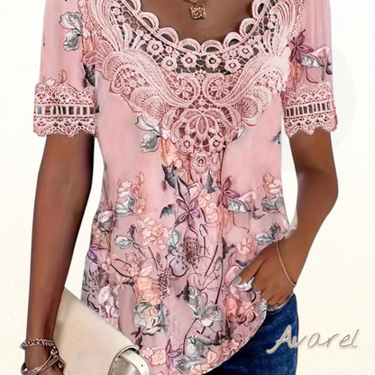 StylischChurzarm-Shirt mit Bluemenmuster für en moderne Look