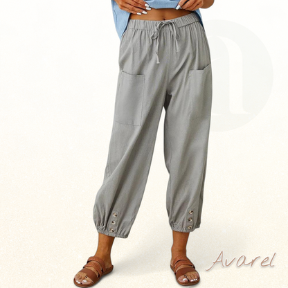 Hose mit nöie Punkt im stilvolle Design und höche Taille für en elegante Look