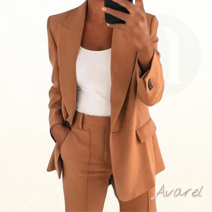 Set mit elegänte Schmuck, laserzägt, in zwo Teile für e imposants und strukturierts Design