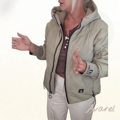 Stylisch kuuz gestaepte Kapuzenjacke für en moderne Look