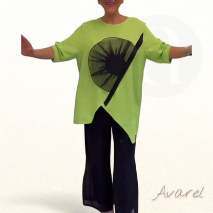 lässigs Churzarm-T-Shirt mit Bluememuster für en stilvolle Look