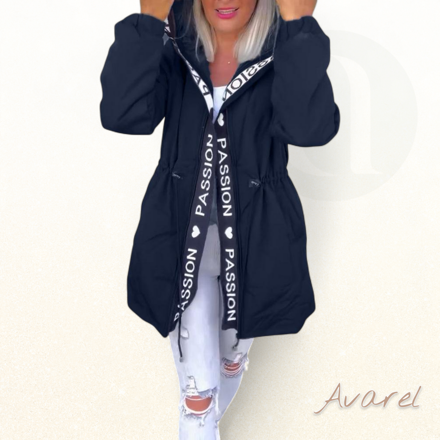 Schöner Kapuzenmantel mit Kordelzug im modischen Buchstabenmuster