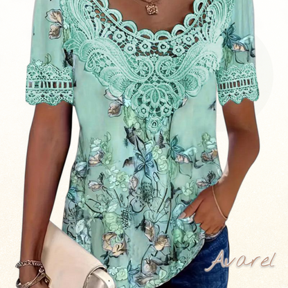 StylischChurzarm-Shirt mit Bluemenmuster für en moderne Look