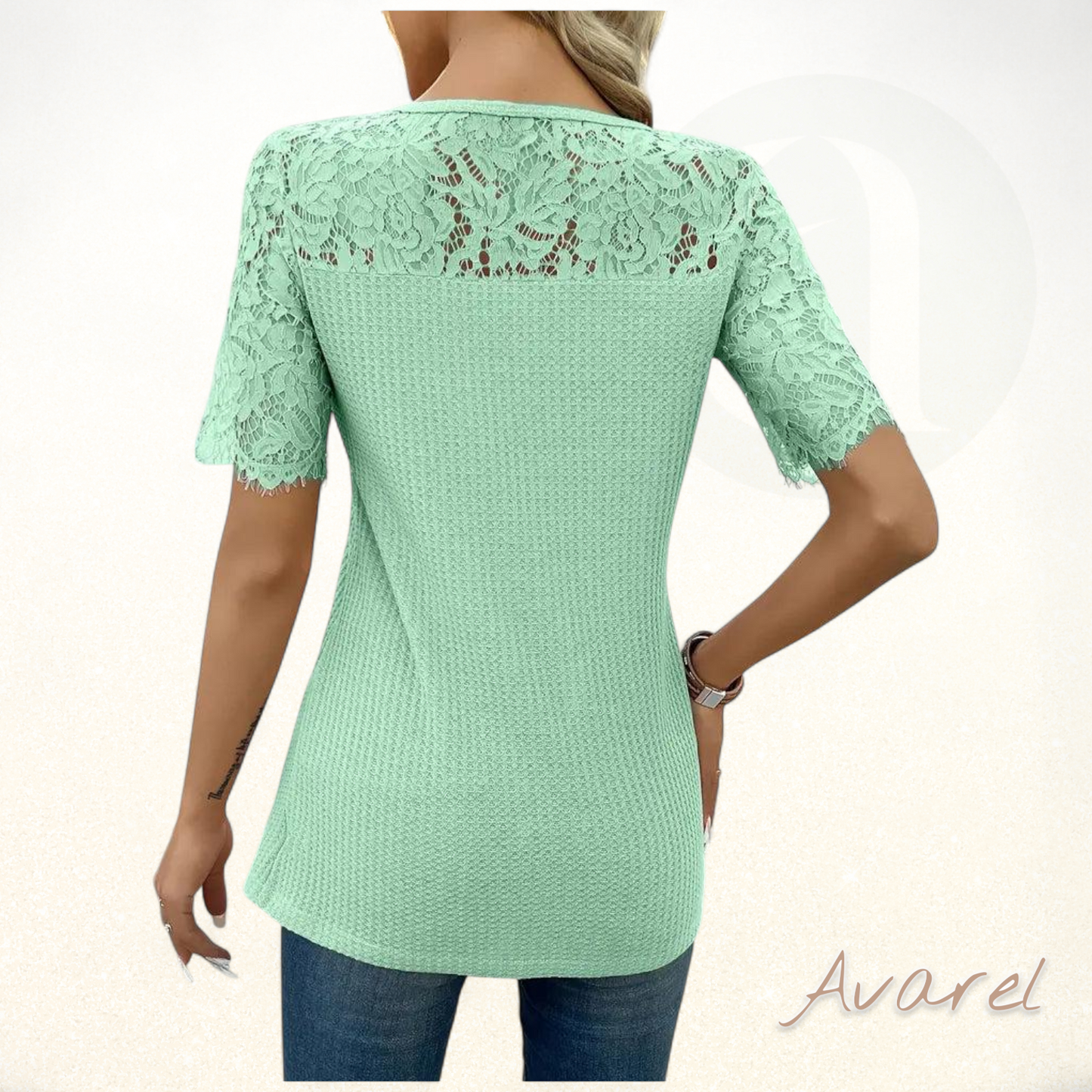 Stilvolls gstrickts T-Shirt mit Spitzeneinsatz für ne eleganten Look