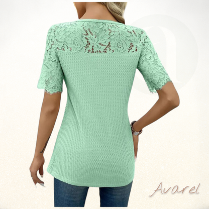 Stilvolls gstrickts T-Shirt mit Spitzeneinsatz für ne eleganten Look