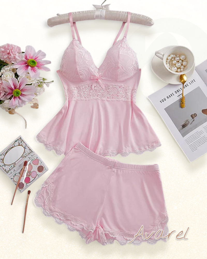 Elegants Schlafanzug-Set mit Spitzetop, V-Ausschnitt und bequeme Shorts für e erholsame Nacht
