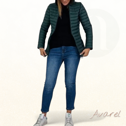 Stilvoller eifarbiger Mantel mit abnehmbarer Kapuze, Reißverschluss und Knopfverschlüsse