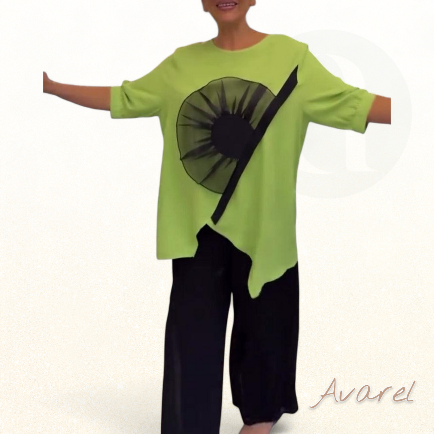 lässigs Churzarm-T-Shirt mit Bluememuster für en stilvolle Look