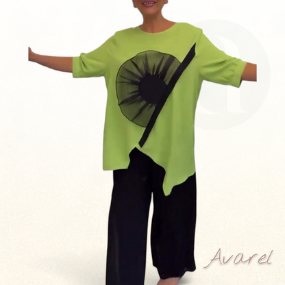 lässigs Churzarm-T-Shirt mit Bluememuster für en stilvolle Look