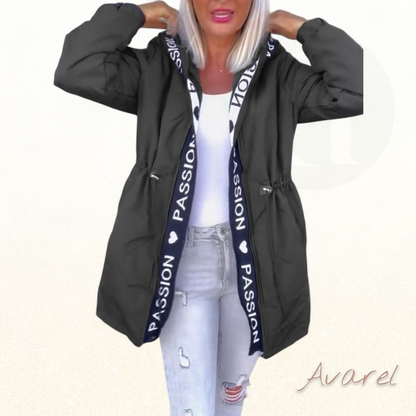 Schöner Kapuzenmantel mit Kordelzug im modischen Buchstabenmuster