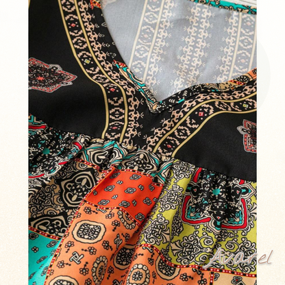 Stylisches plisierte T-Shirt mit Retro-Muster für e moderne Look