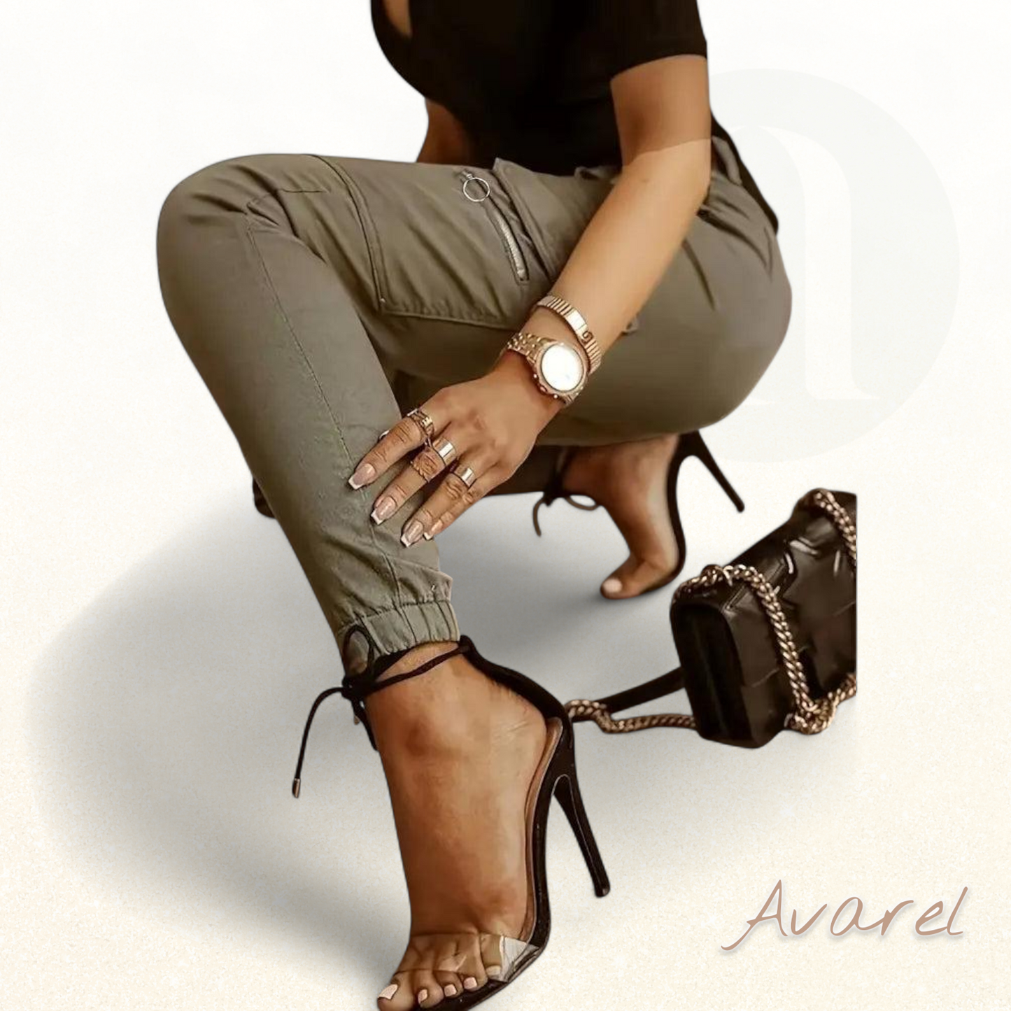 Moderne mittelhochi Cargo-Hose mit praktischä Taschen und bequemem Bündche