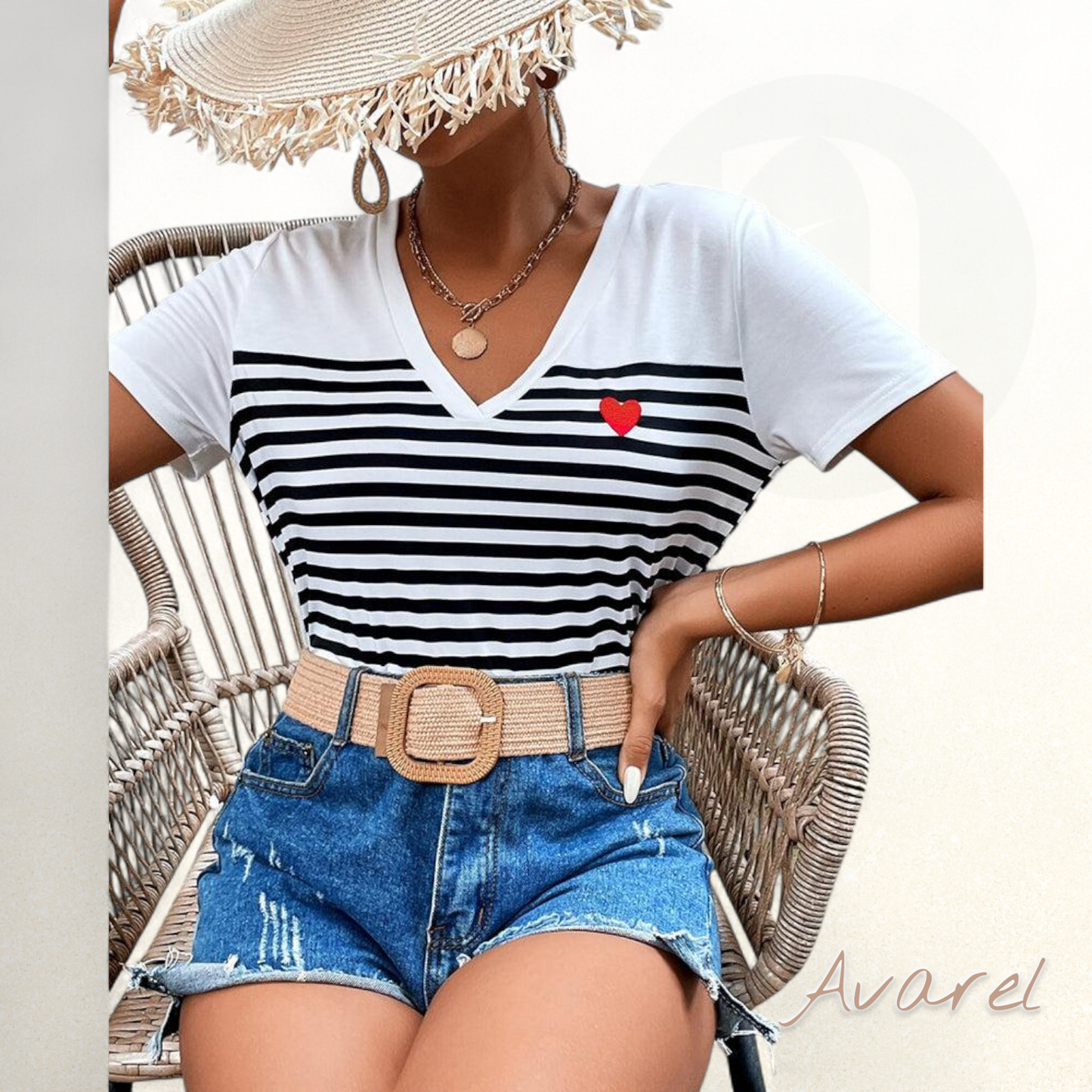 T-Shirt mit V-Ausschnitt und Streifenmuster – Perfekt für jeden Anlass