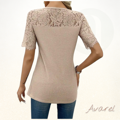 Stilvolls gstrickts T-Shirt mit Spitzeneinsatz für ne eleganten Look