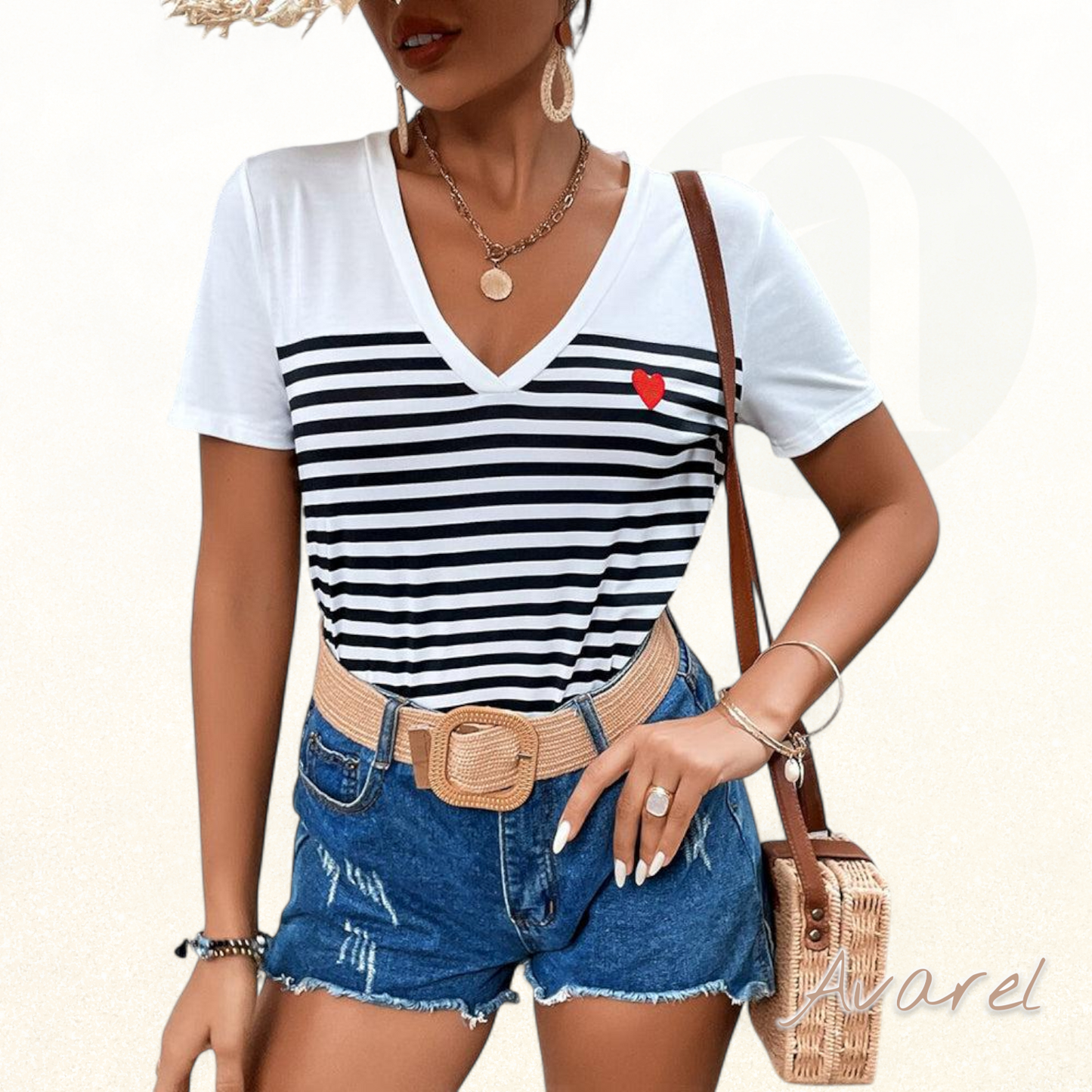 T-Shirt mit V-Ausschnitt und Streifenmuster – Perfekt für jeden Anlass