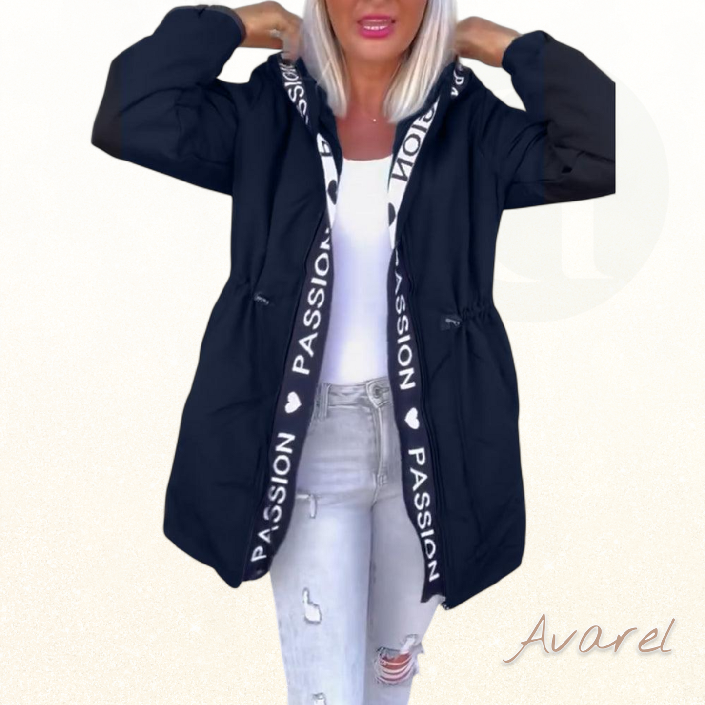 Schöner Kapuzenmantel mit Kordelzug im modischen Buchstabenmuster