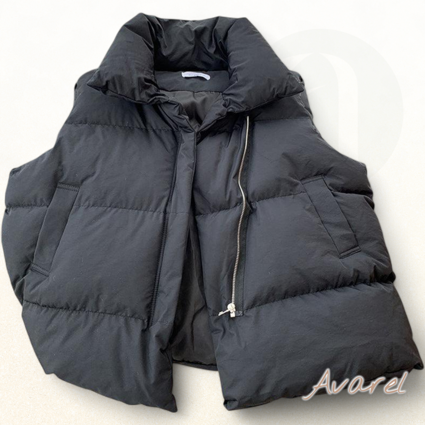 Vieliwiiti-einfaargige ärmellosi Steppjacke mit praktischem Reissverschlusstäschli