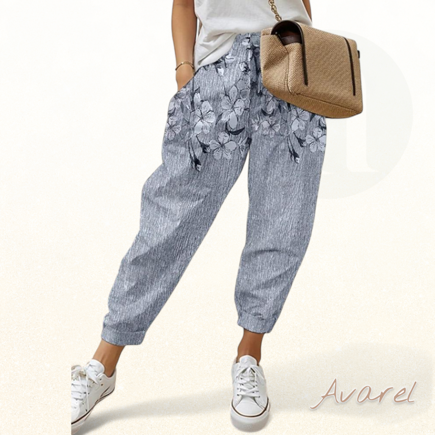 Modisch Damentjeans mit trendigem Täschingprint für en stylische Look