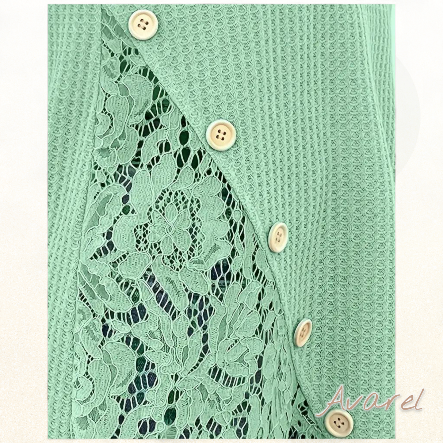 Stilvolls gstrickts T-Shirt mit Spitzeneinsatz für ne eleganten Look