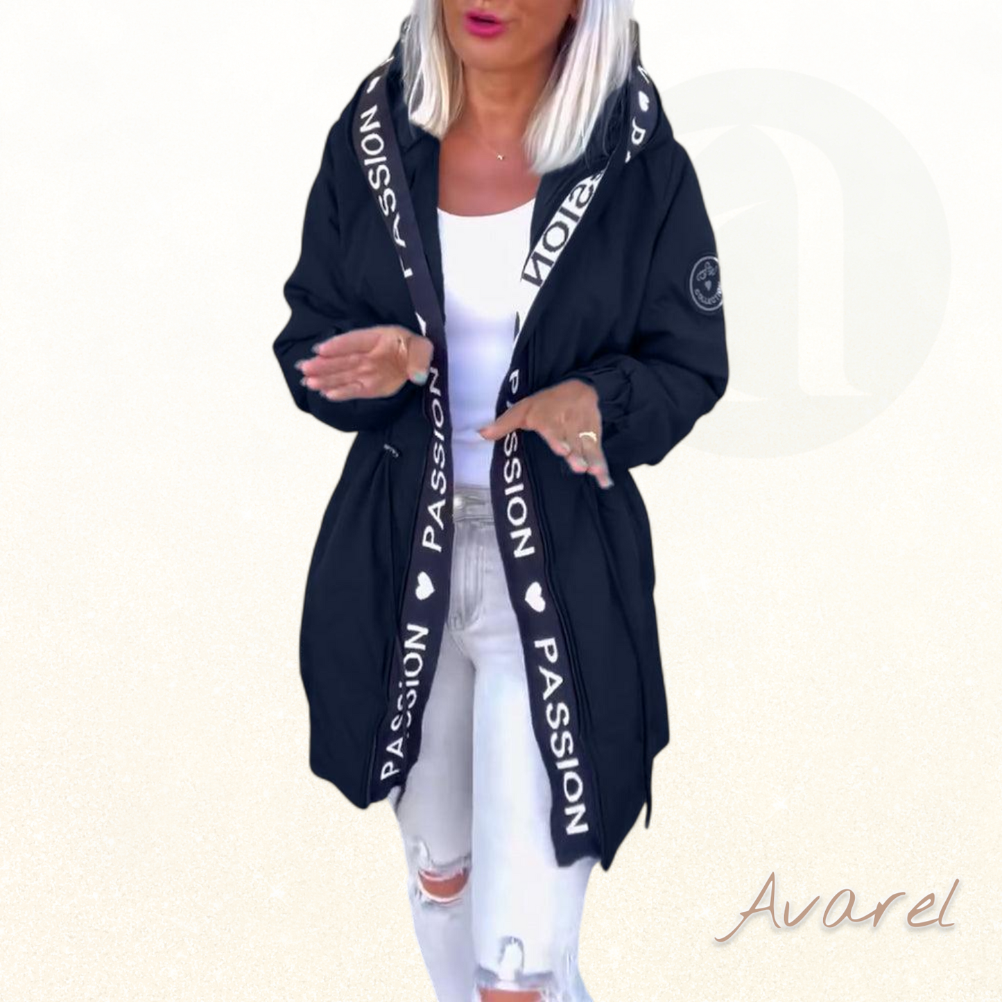 Schöner Kapuzenmantel mit Kordelzug im modischen Buchstabenmuster