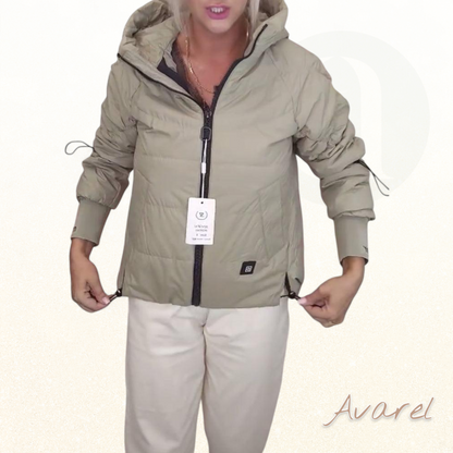 Stylisch kuuz gestaepte Kapuzenjacke für en moderne Look