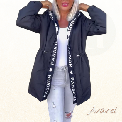 Schöner Kapuzenmantel mit Kordelzug im modischen Buchstabenmuster