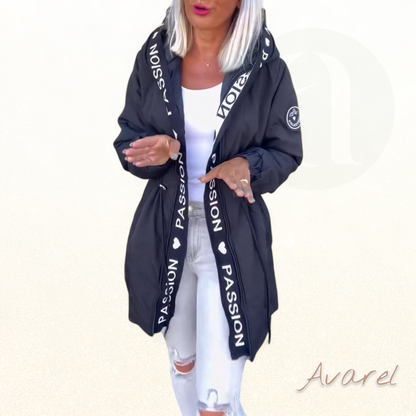 Schöner Kapuzenmantel mit Kordelzug im modischen Buchstabenmuster