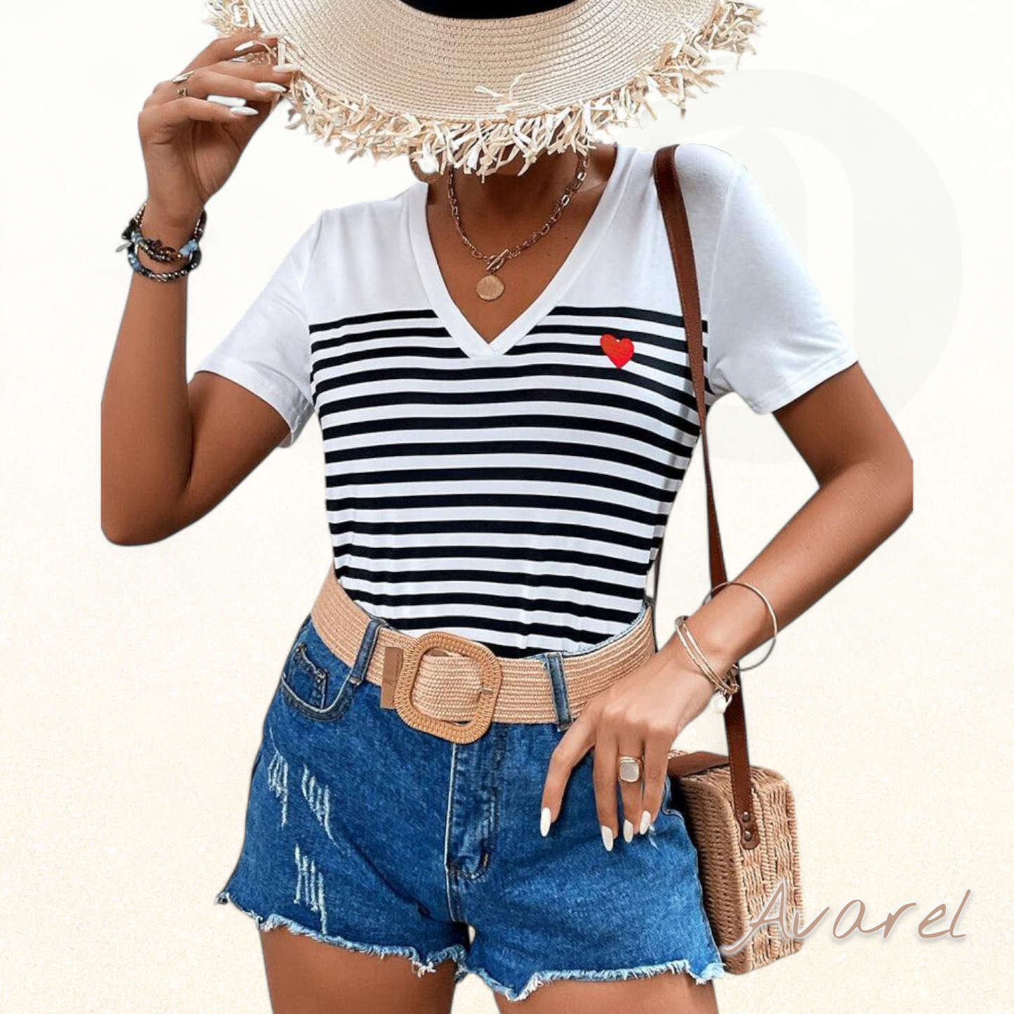 T-Shirt mit V-Ausschnitt und Streifenmuster – Perfekt für jeden Anlass
