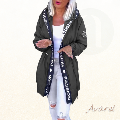 Schöner Kapuzenmantel mit Kordelzug im modischen Buchstabenmuster