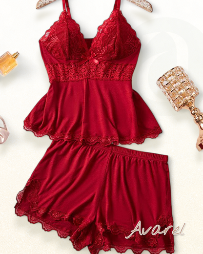 Elegants Schlafanzug-Set mit Spitzetop, V-Ausschnitt und bequeme Shorts für e erholsame Nacht