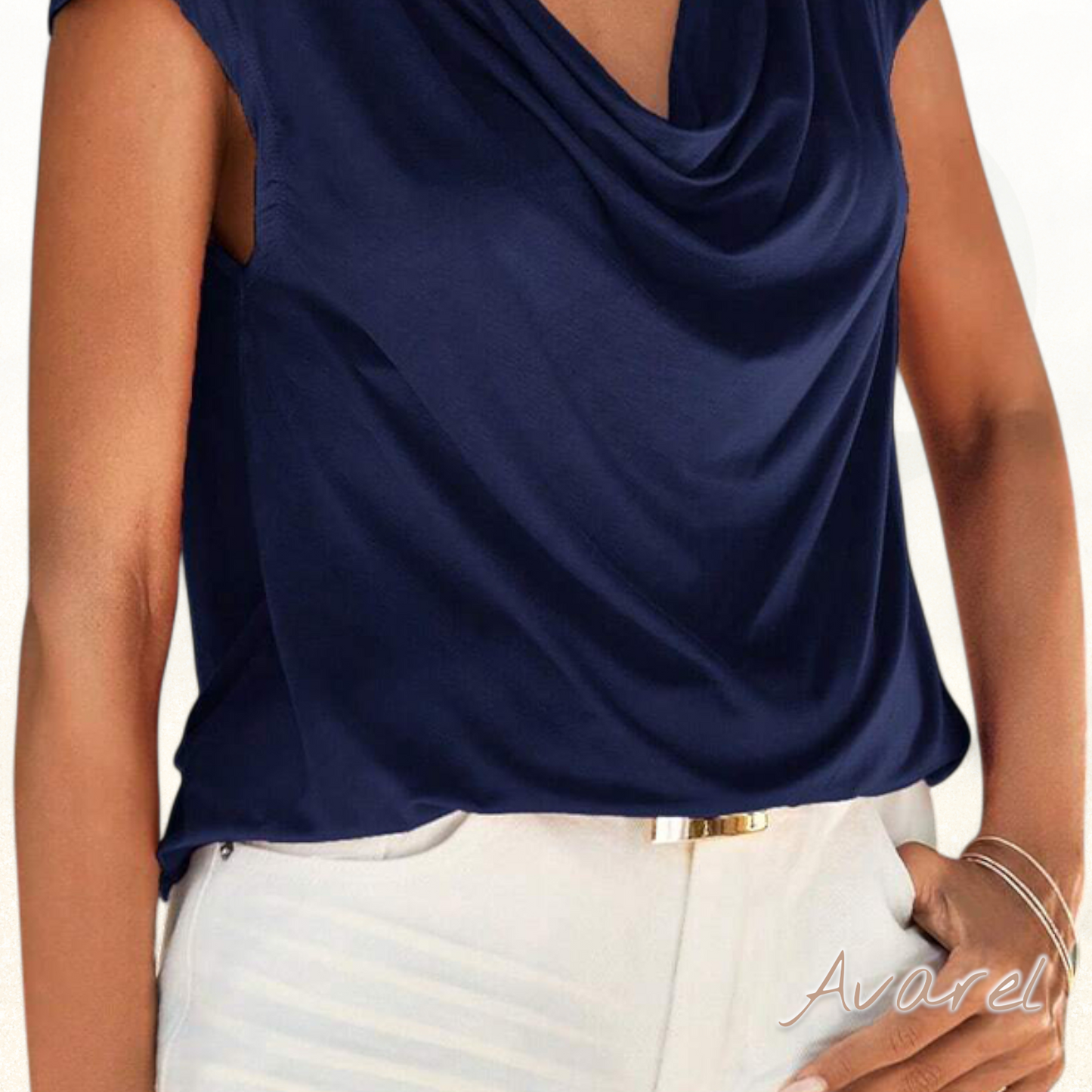 Elegantes Top mit zeitlosem Umhängekragen und stilvollen Fledermausärmeln