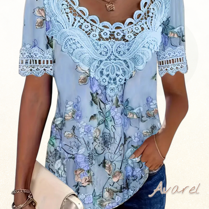 StylischChurzarm-Shirt mit Bluemenmuster für en moderne Look