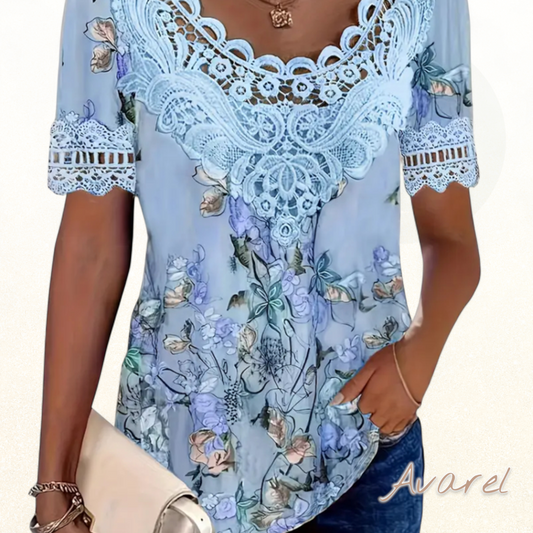 StylischChurzarm-Shirt mit Bluemenmuster für en moderne Look