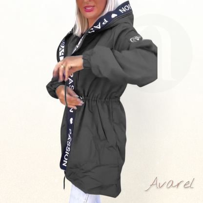 Schöner Kapuzenmantel mit Kordelzug im modischen Buchstabenmuster