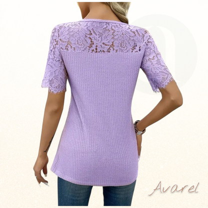 Stilvolls gstrickts T-Shirt mit Spitzeneinsatz für ne eleganten Look