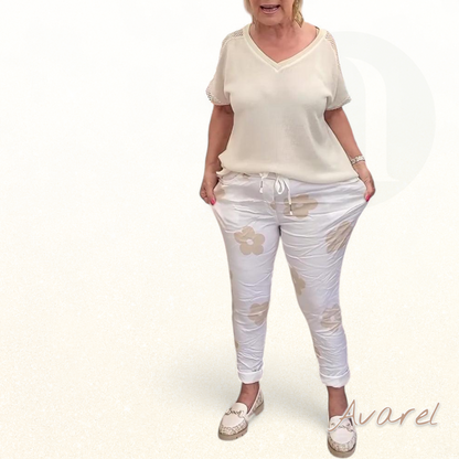 Hose mit coollem Print und praktischem Kordelzug für en lässige Look