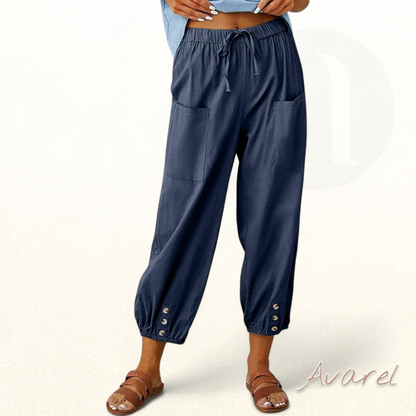 Hose mit nöie Punkt im stilvolle Design und höche Taille für en elegante Look