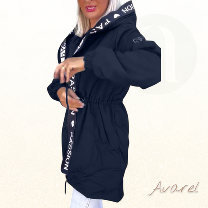 Schöner Kapuzenmantel mit Kordelzug im modischen Buchstabenmuster