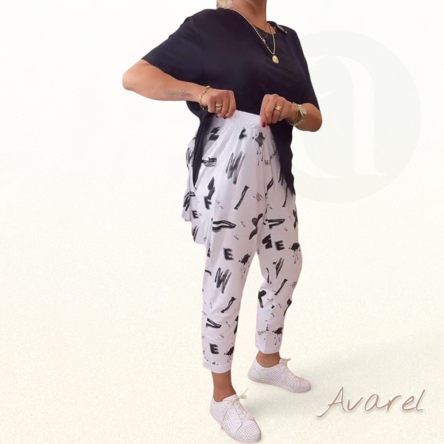 lässigi halbhöch Hosen mit stilvolle Druck für e trendige Look