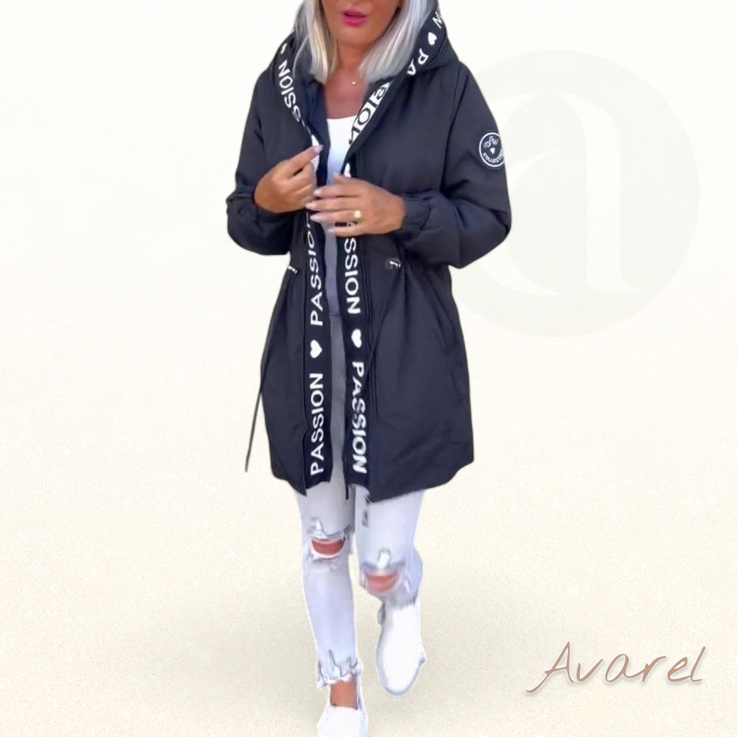 Schöner Kapuzenmantel mit Kordelzug im modischen Buchstabenmuster